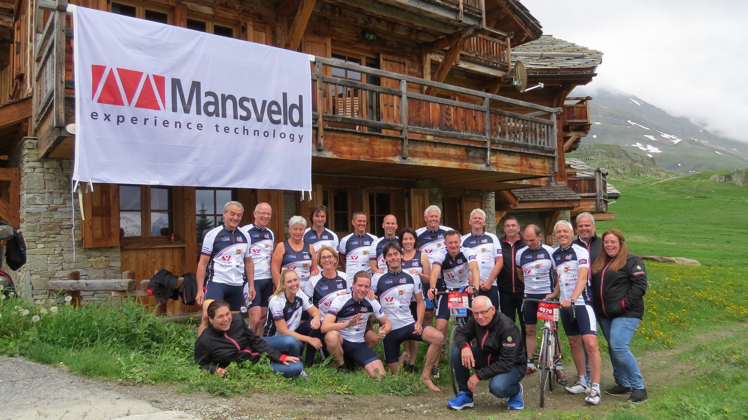 Groepsfoto Alpe dHuZes outfit en support