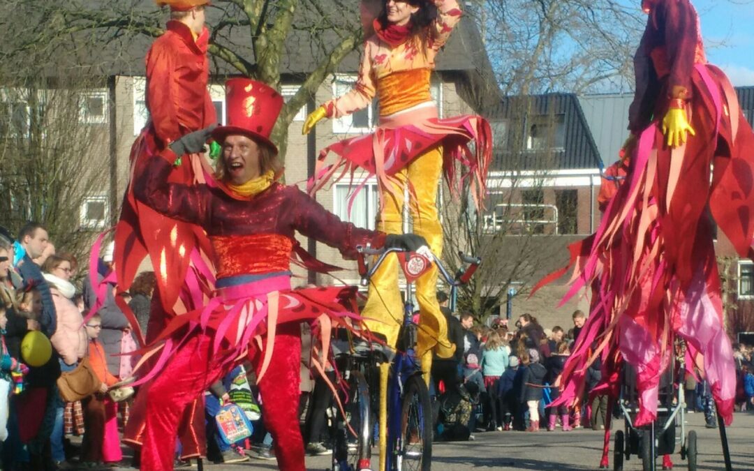 Zomercarnaval of Oranje-optocht krijgen een kleurrijk ludiek tintje met de steltlopers van Raaftheater.