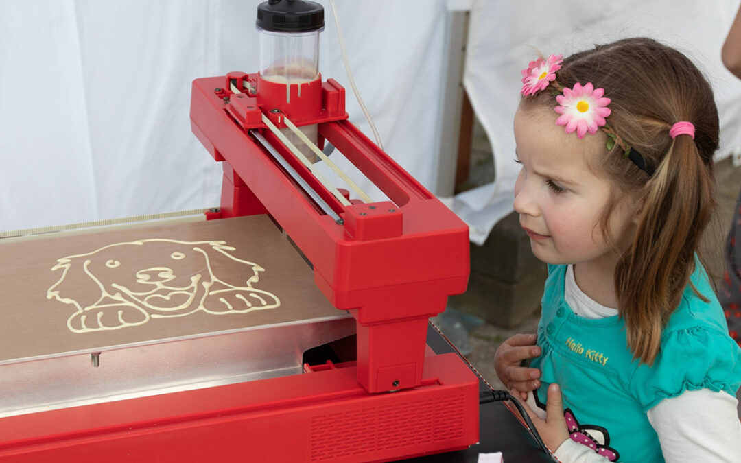 Dit meisje ziet haar eigen pannenkoek geprint worden!