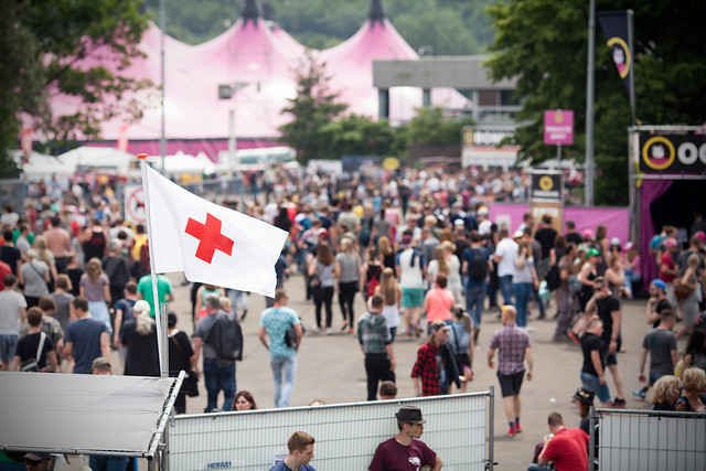 EHBO-VRIJWILLIGERS GEZOCHT: “ER KOMEN STEEDS MEER FESTIVALS EN EVENEMENTEN BIJ, WAAR HULPVERLENERS HARD NODIG ZIJN”
